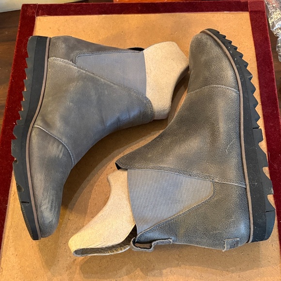 ☑️ Sorel Gray Ankle Thick rubber sole side elastic stretch on Booties - Picture 3 of 11
